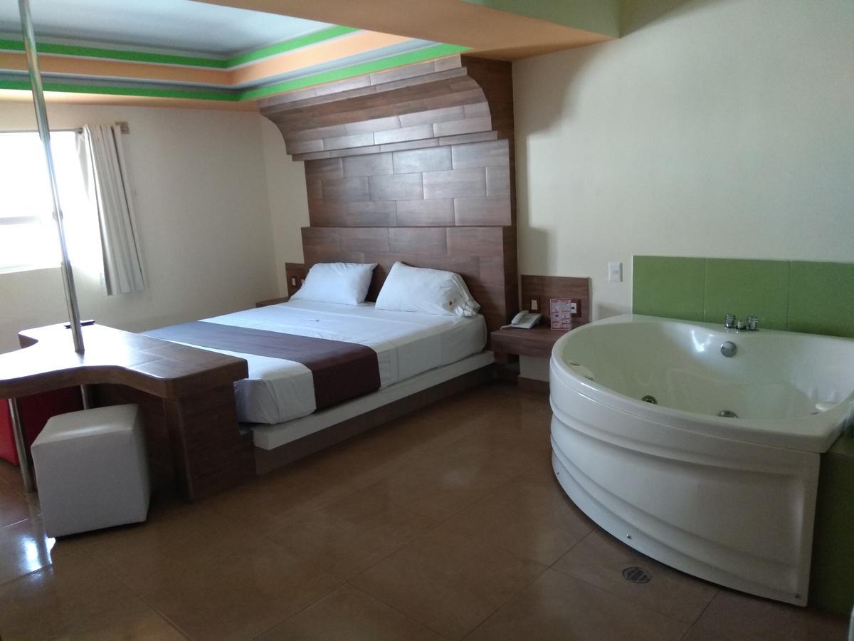 Hotel Rubi Манзанило Екстериор снимка